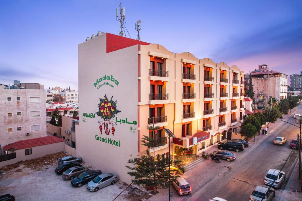 un edificio con un cartello sul lato di Grand Hotel Madaba a Madaba