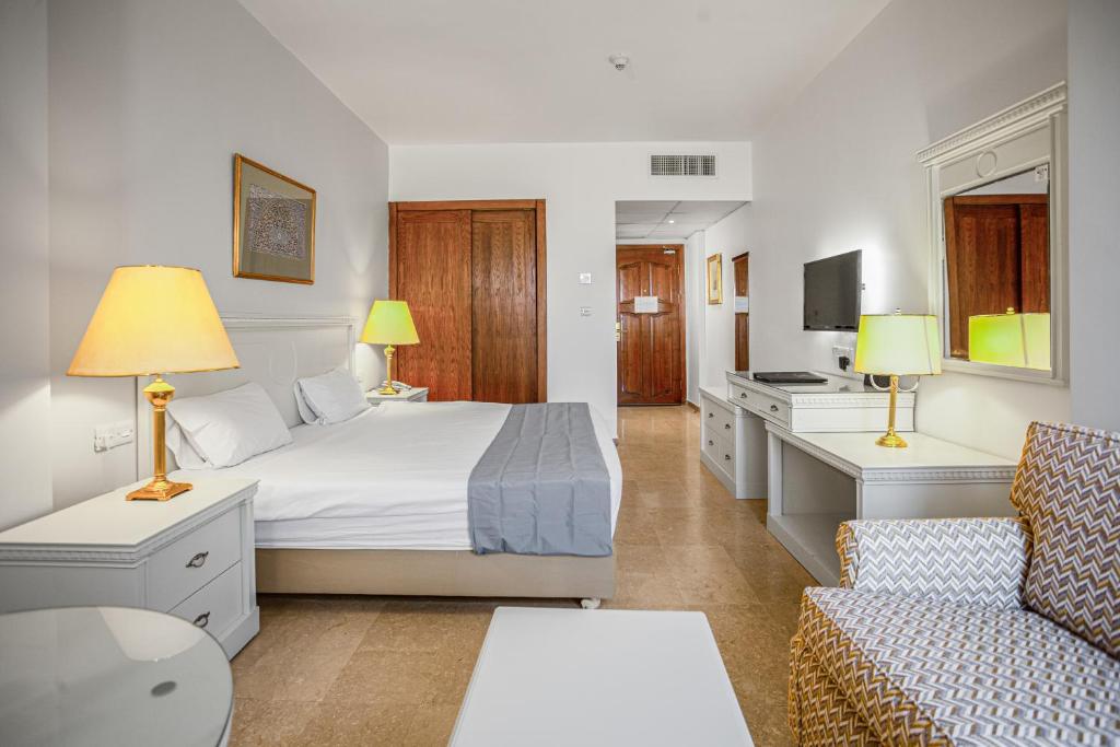 Postel nebo postele na pokoji v ubytování Grand Hotel Madaba