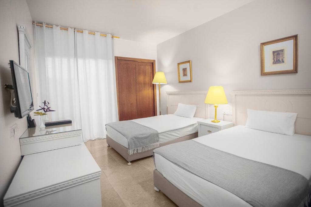 Postel nebo postele na pokoji v ubytování Grand Hotel Madaba