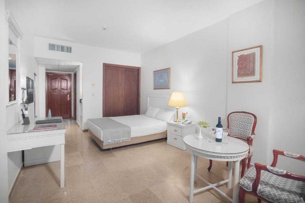 Postel nebo postele na pokoji v ubytování Grand Hotel Madaba