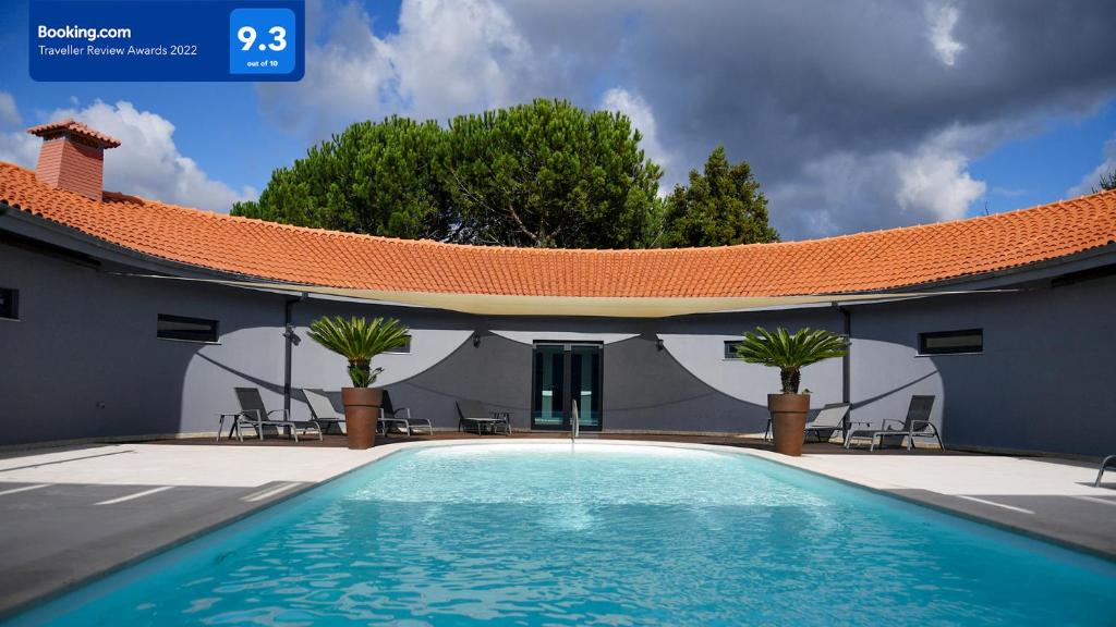 una piscina frente a una casa en Casa das Carpas, en Vizela