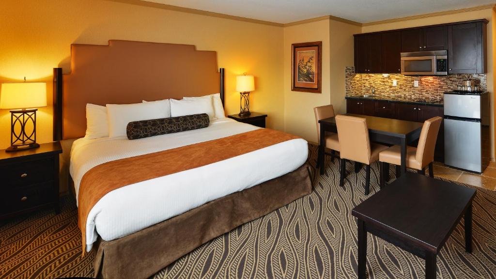 Postel nebo postele na pokoji v ubytování Prestige Inn Golden