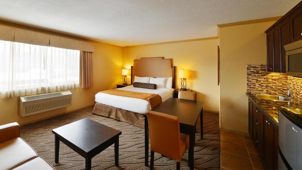 Postel nebo postele na pokoji v ubytování Prestige Inn Golden