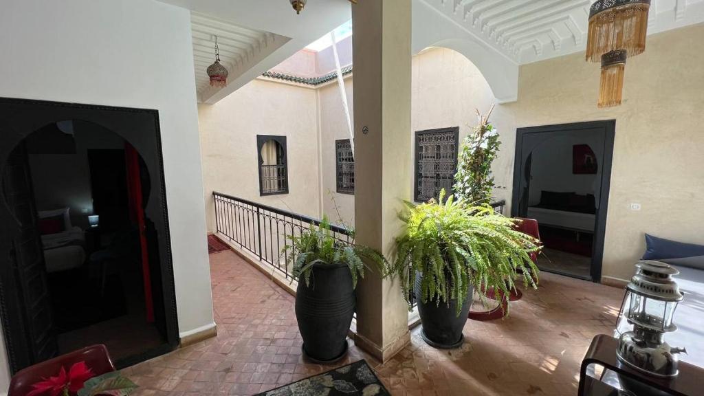 TV a/nebo společenská místnost v ubytování RIAD PÉNÉLOPE Marrakech