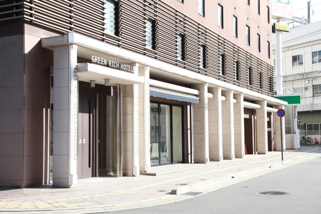 un edificio con una señal que se lee genial no mejor en Green Rich Hotel Hiroshima Shinkansenguchi (Artificial hot spring Futamata Yunohana) en Hiroshima