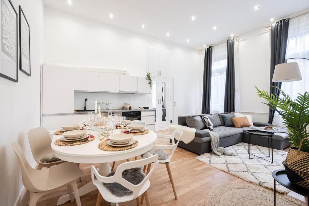 A seating area at Budapest Eye Residence