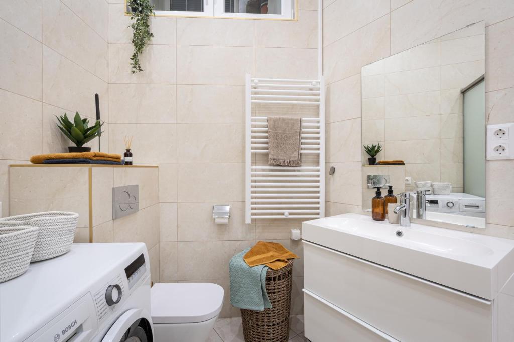 A bathroom at Budapest Eye Residence