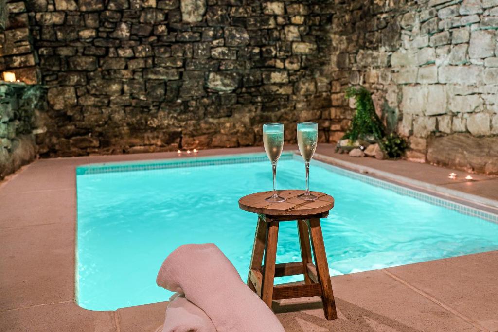 Bazén v ubytování El Forn de Freixenet con servicios de un hotel nebo v jeho okolí