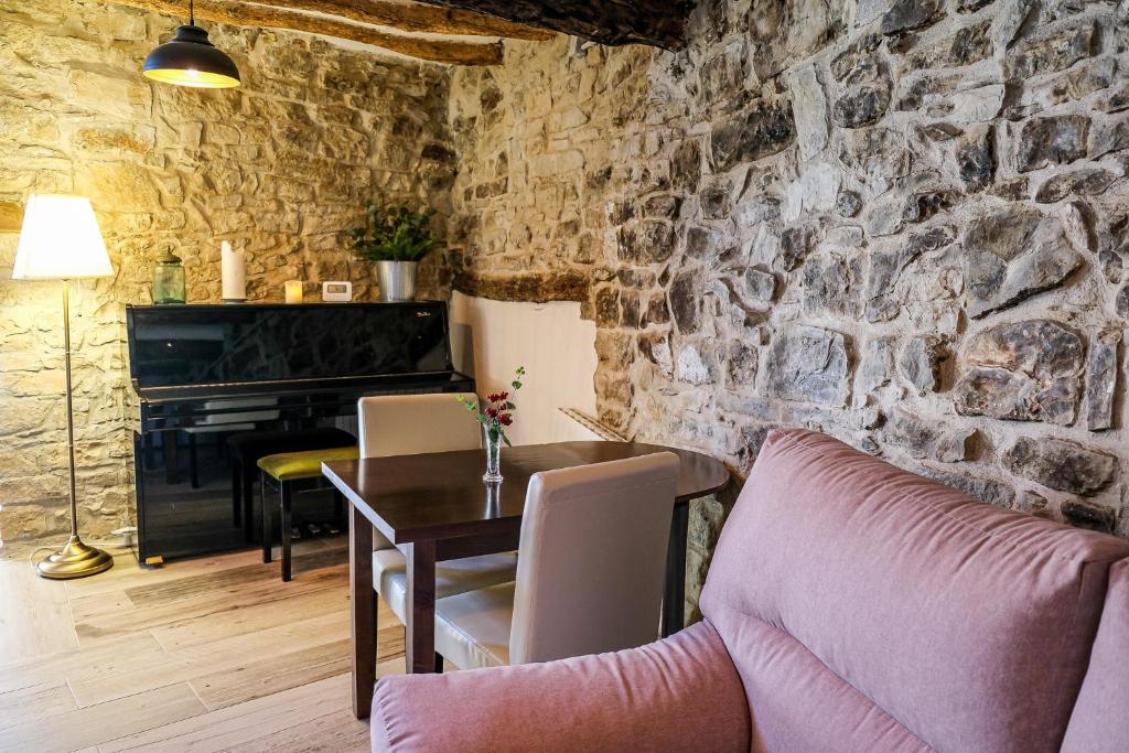 Posezení v ubytování El Forn de Freixenet con servicios de un hotel