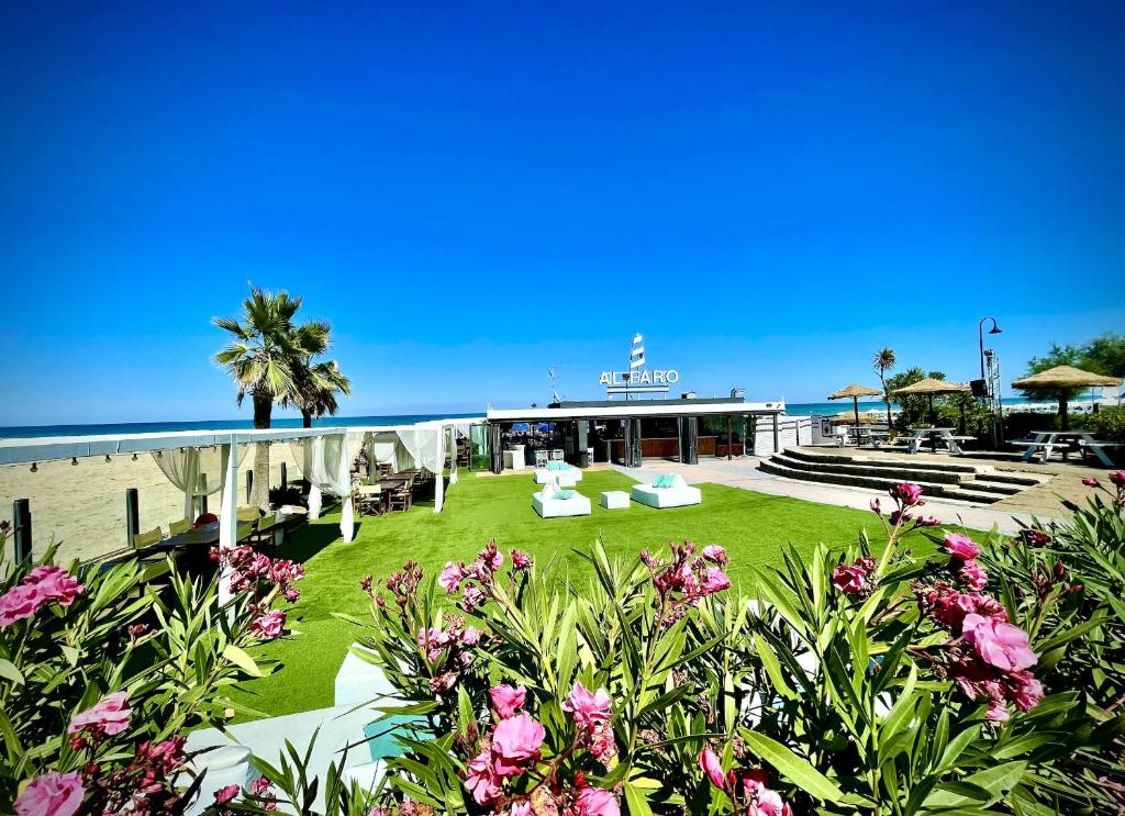 vista su un resort con fiori e sull'oceano di Hotel La Pergola ad Alba Adriatica