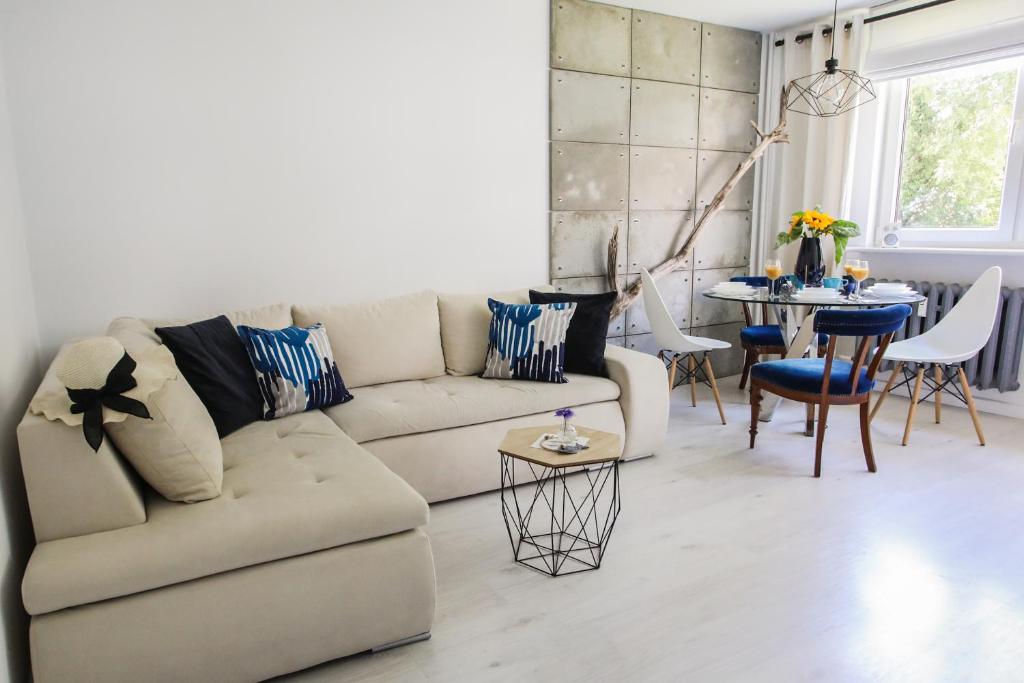 Posedenie v ubytovaní Apartament Szaro na Białym