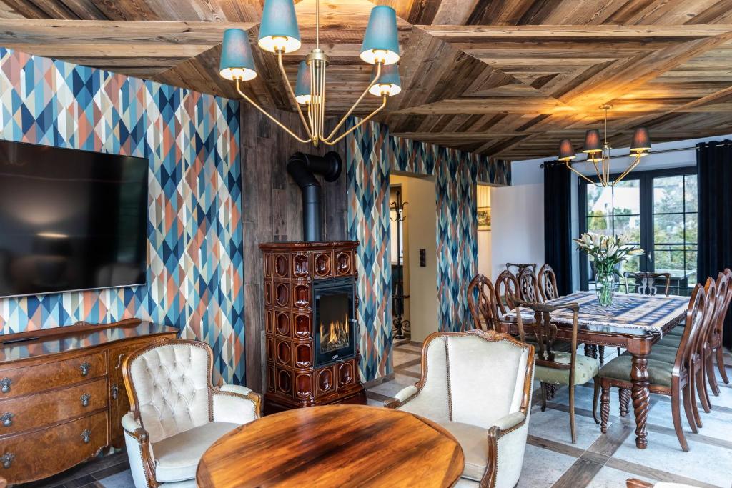 Televízia a/alebo spoločenská miestnosť v ubytovaní udanypobyt Dom VALLEY VILLA