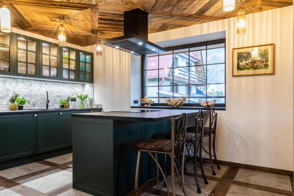 Kuchyňa alebo kuchynka v ubytovaní udanypobyt Dom VALLEY VILLA