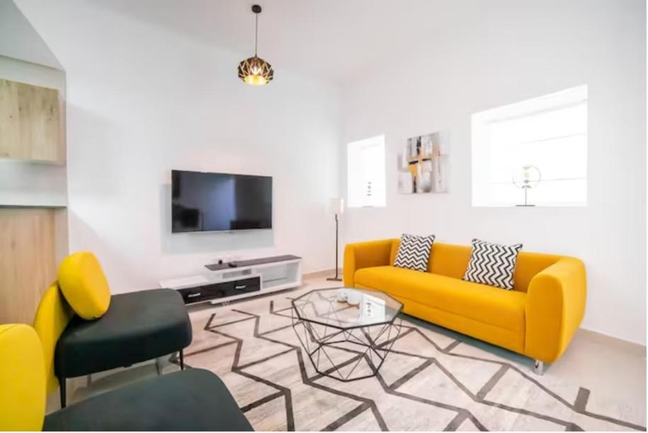 TV a/nebo společenská místnost v ubytování Continental Tower - Luton Vacation homes, Dubai Marina - 15AB07