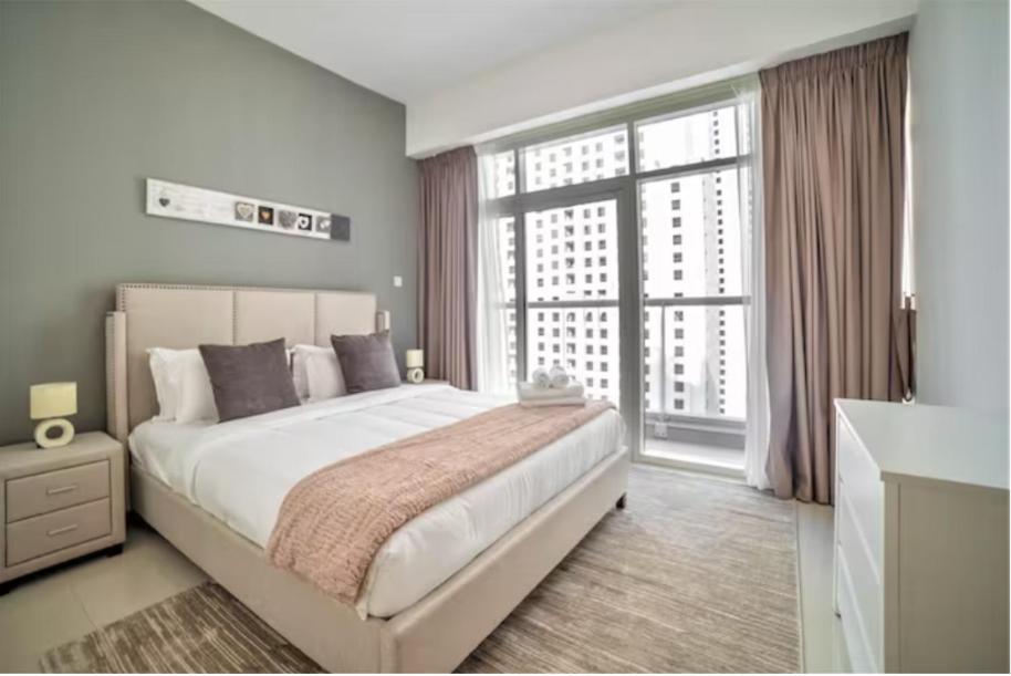 Postel nebo postele na pokoji v ubytování Continental Tower - Luton Vacation homes, Dubai Marina - 15AB07