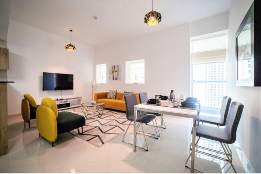 TV a/nebo společenská místnost v ubytování Continental Tower - Luton Vacation homes, Dubai Marina - 15AB07