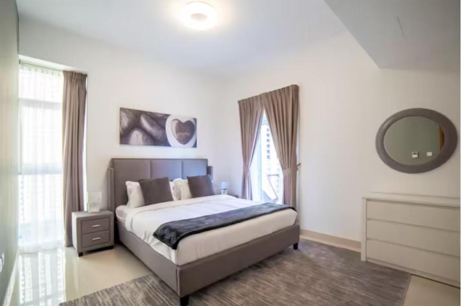 Postel nebo postele na pokoji v ubytování Continental Tower - Luton Vacation homes, Dubai Marina - 15AB07
