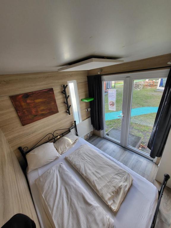 Postel nebo postele na pokoji v ubytování EASY Lodges Berlin