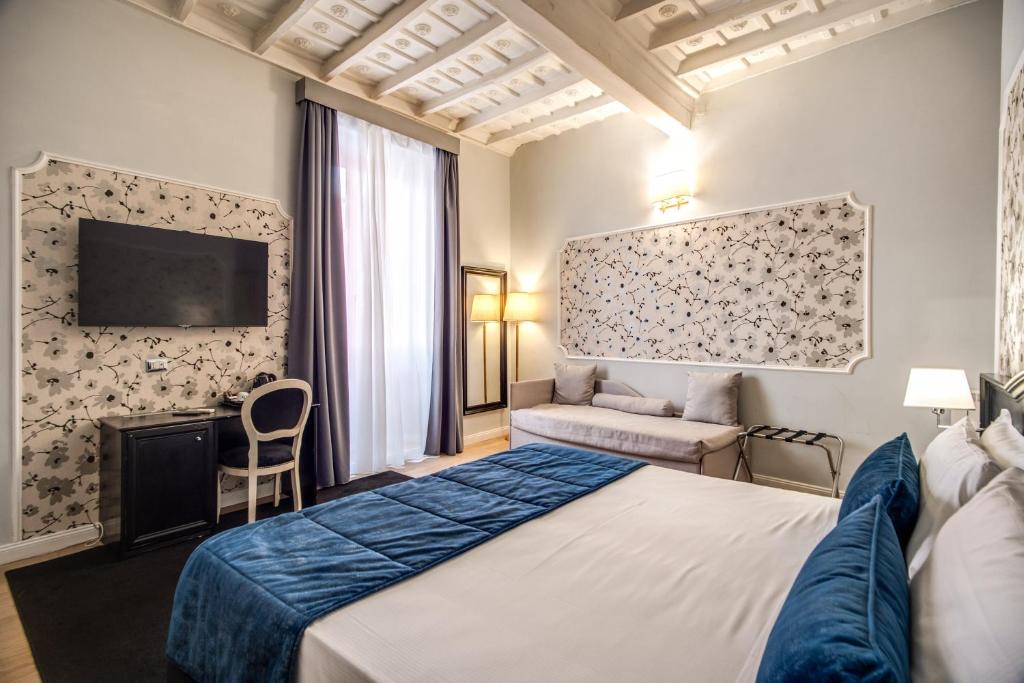 Una cama o camas en una habitación de Relais Fontana Di Trevi Hotel