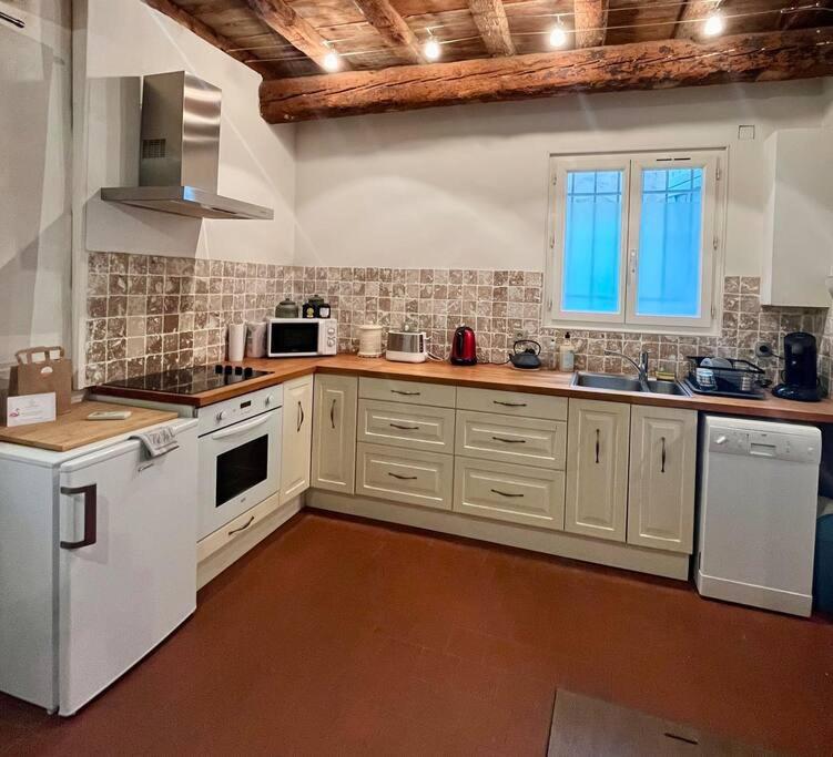 Kuchyňa alebo kuchynka v ubytovaní "Chez Geneviève" Arles arènes