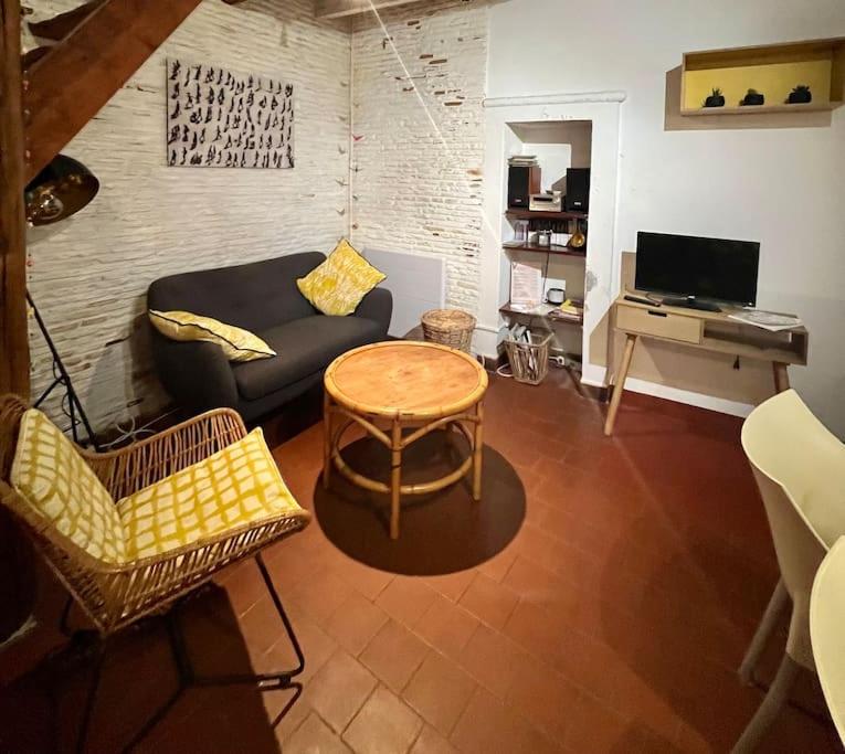 Televízia a/alebo spoločenská miestnosť v ubytovaní "Chez Geneviève" Arles arènes