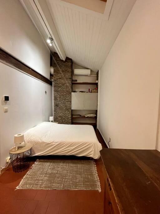 Posteľ alebo postele v izbe v ubytovaní "Chez Geneviève" Arles arènes