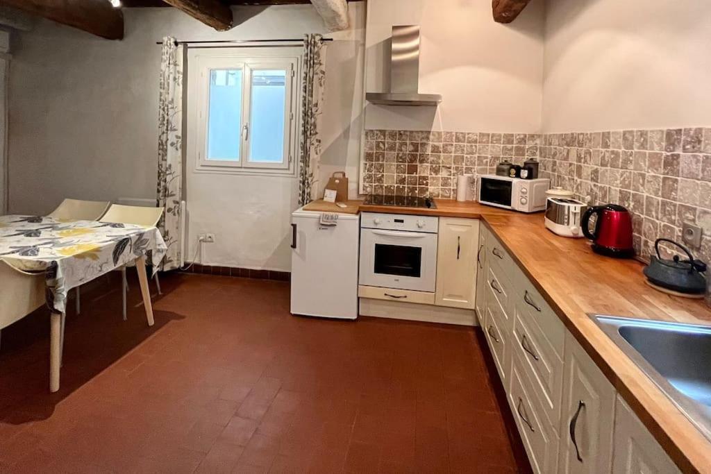 Kuchyňa alebo kuchynka v ubytovaní "Chez Geneviève" Arles arènes