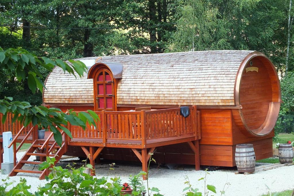 a hobbit house is sitting in a garden at roulotte viticole in Xertigny