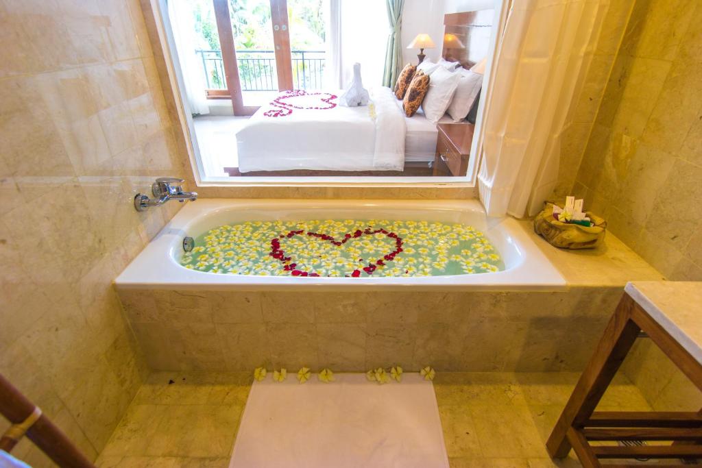 Vonios kambarys apgyvendinimo įstaigoje Gita Maha Ubud Hotel by Mahaputra-CHSE Certified
