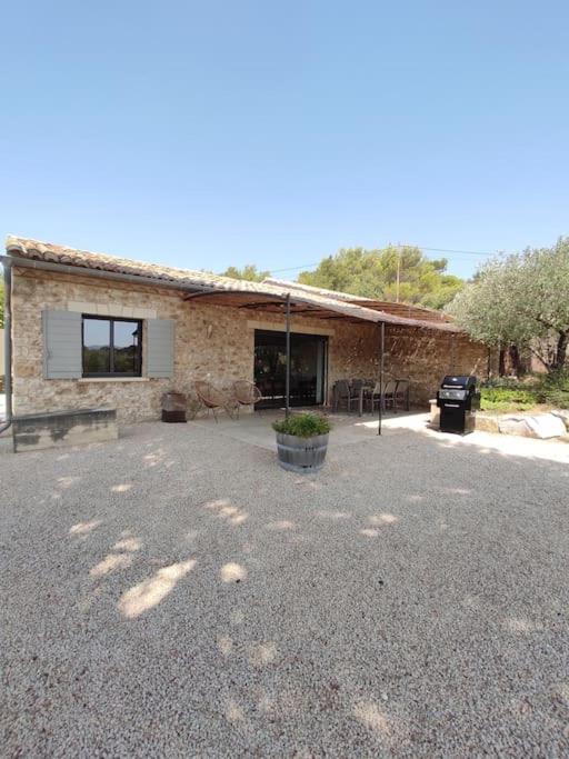 a house with a gravel yard in front of it at Gite Himaya - Vaison la Romaine in Vaison-la-Romaine