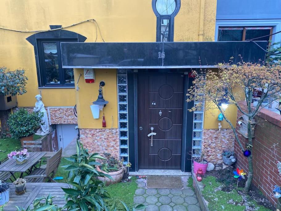 een voordeur van een huis met een bruine deur bij İstanbul Boğaz’ında, bahçeli, 5 katlı Villa-500m2 in Istanbul