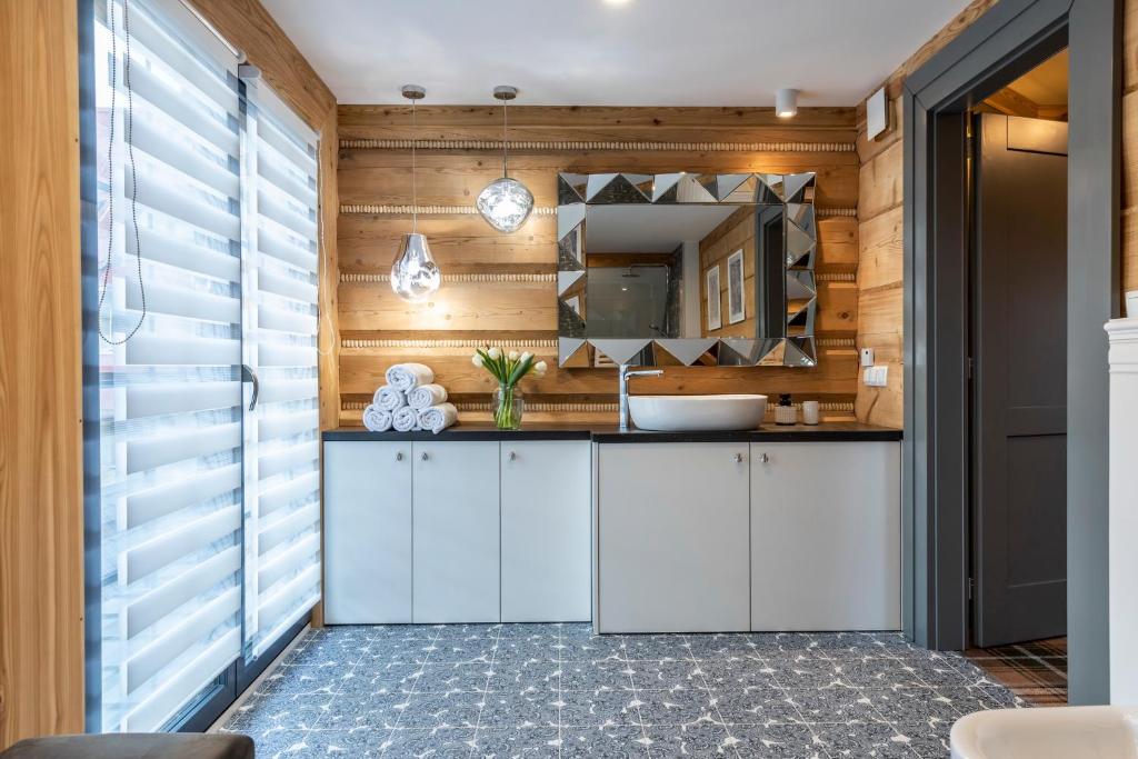 Kuchyňa alebo kuchynka v ubytovaní udanypobyt Dom VALLEY VILLA