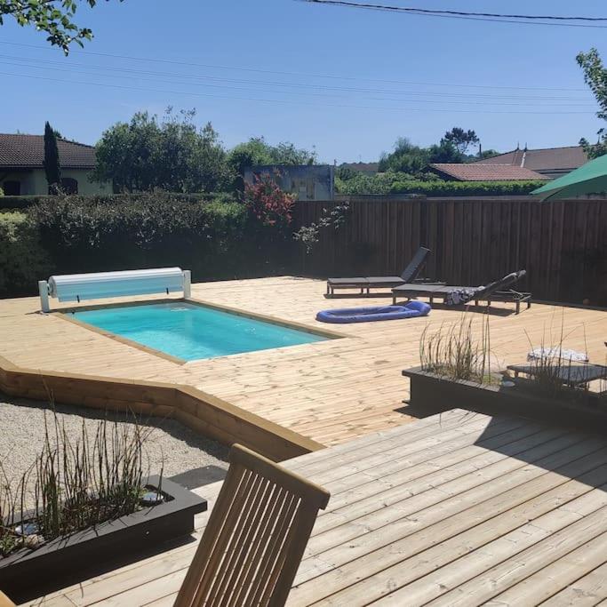 Zdjęcie z galerii obiektu Magnifique Villa avec piscine proche centre-ville w mieście La Teste-de-Buch