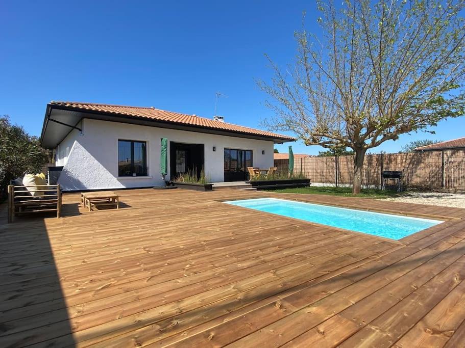 Zdjęcie z galerii obiektu Magnifique Villa avec piscine proche centre-ville w mieście La Teste-de-Buch