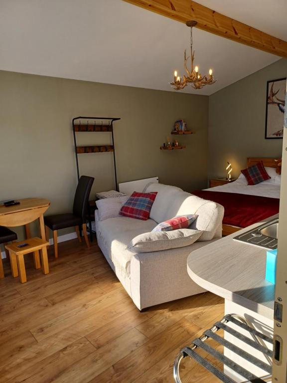 Postel nebo postele na pokoji v ubytování Erraid Lodge