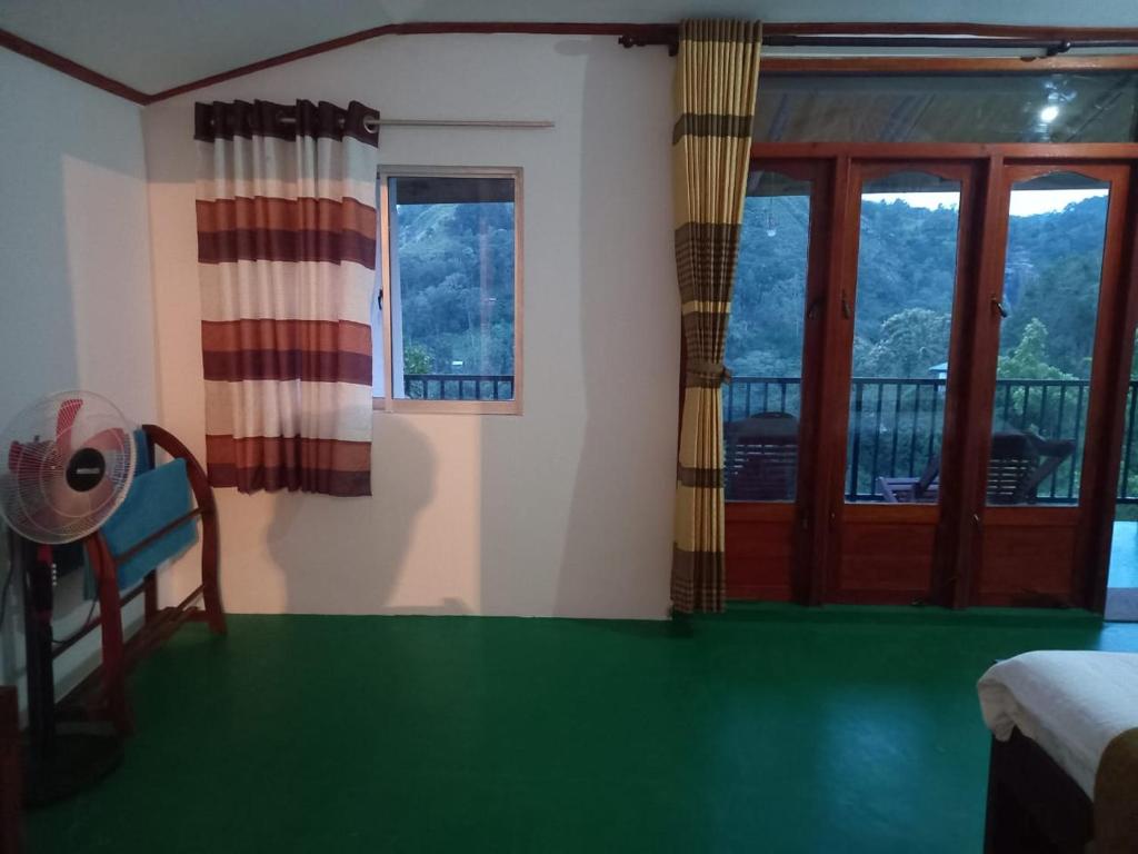 Postel nebo postele na pokoji v ubytování Chamodya Home Stay