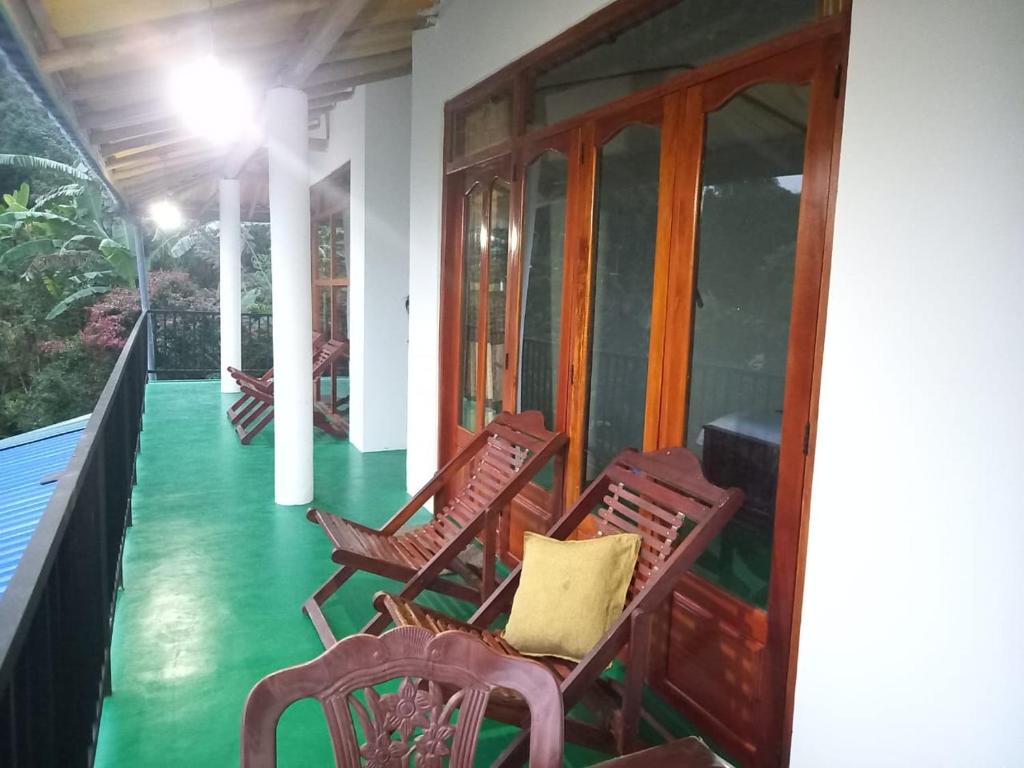 Patio nebo venkovní prostory v ubytování Chamodya Home Stay