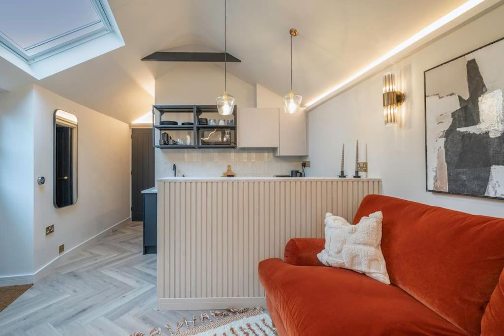 Kuchyň nebo kuchyňský kout v ubytování Chic Cotswold Tiny Home - Oddity House