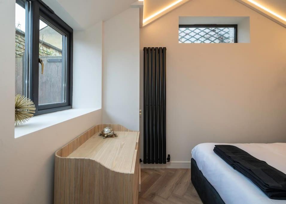 Postel nebo postele na pokoji v ubytování Chic Cotswold Tiny Home - Oddity House