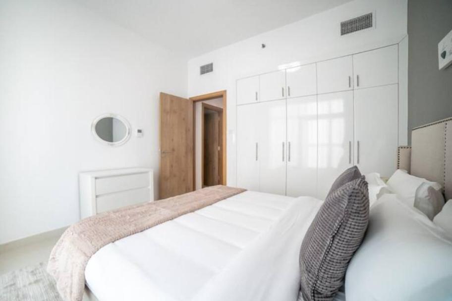 Postel nebo postele na pokoji v ubytování Continental Tower - Luton Vacation homes, Dubai Marina - 15AB07