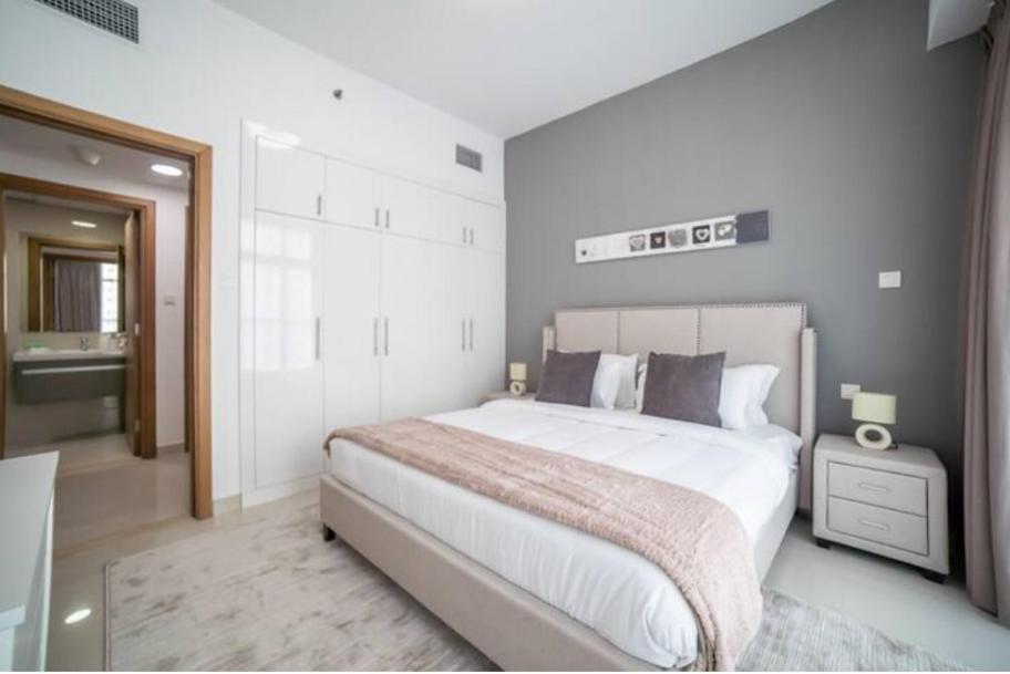 Postel nebo postele na pokoji v ubytování Continental Tower - Luton Vacation homes, Dubai Marina - 15AB07