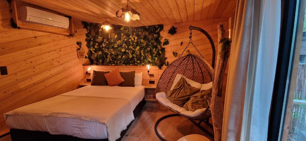 Postel nebo postele na pokoji v ubytování Utopia Village - Art & Nature Lodges