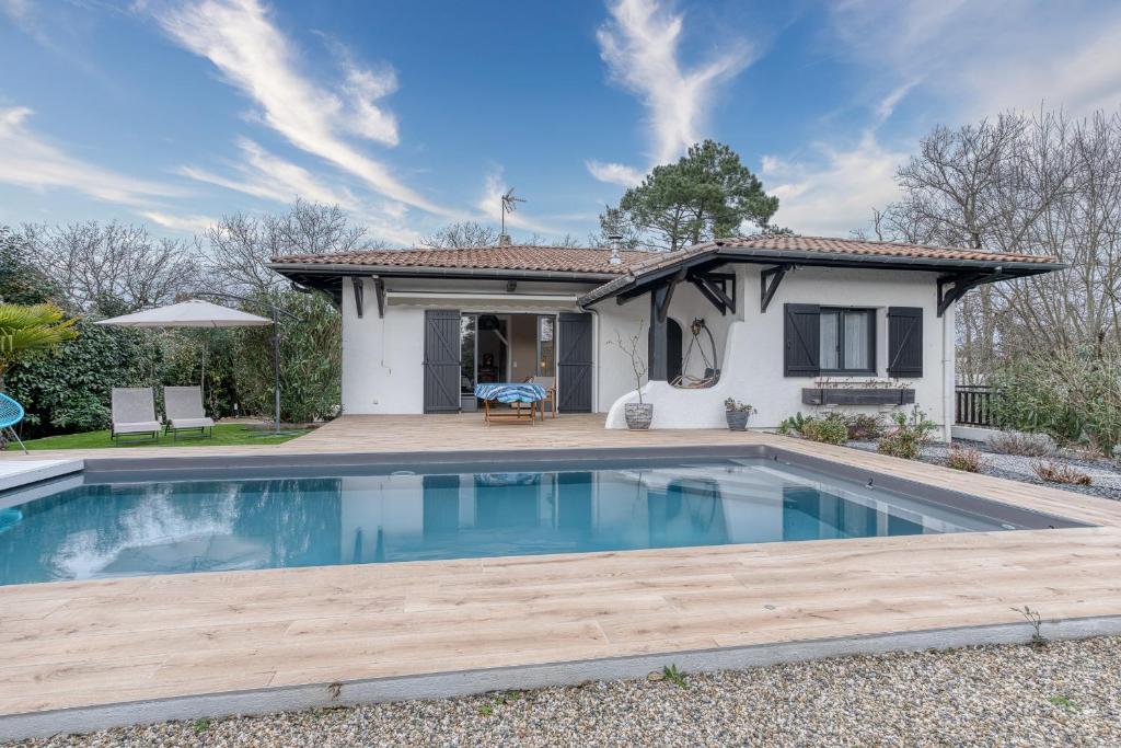 une piscine devant une maison dans l'établissement Villa Bassin D'Arcachon 8 personnes, à La Teste-de-Buch