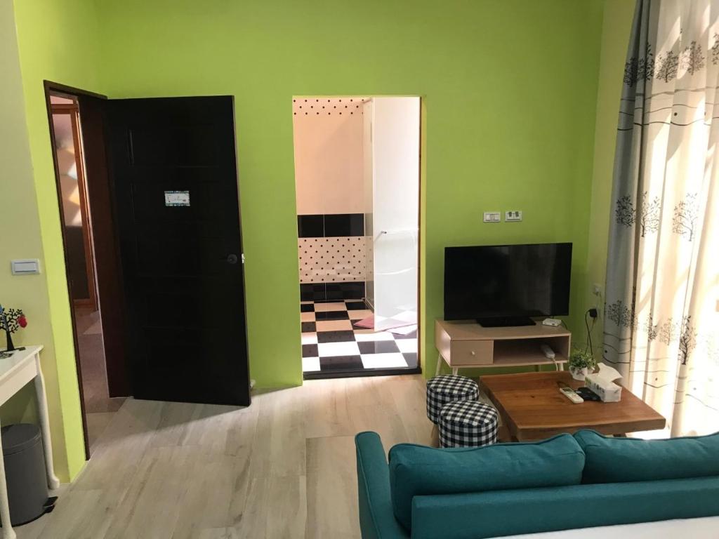 TV a/nebo společenská místnost v ubytování Time Travel B&B