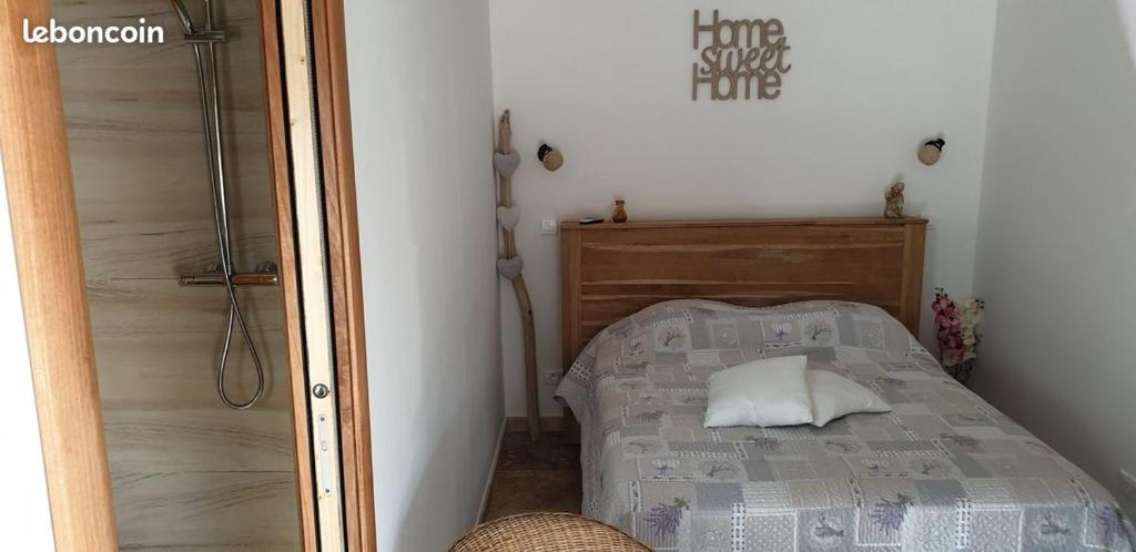 a small bedroom with a bed and a mirror at chambre indépendante avec jardin privatif in La Londe-les-Maures