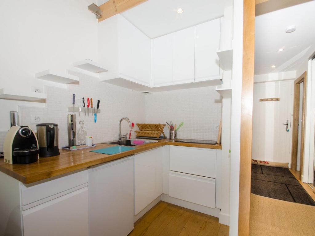 Kuchnia lub aneks kuchenny w obiekcie Appartement cosy avec balcon et WiFi à Chamonix - FR-1-343-203