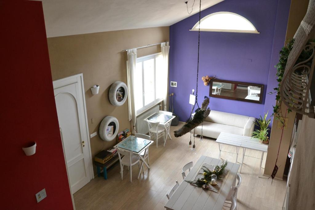 an overhead view of a living room with a purple wall at La Combriccola in Santarcangelo di Romagna