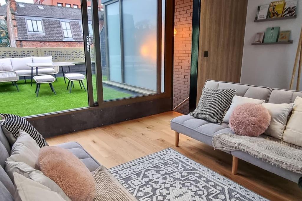 uma sala de estar com um sofá e uma mesa em Stunning Luxury Townhouse in Centre of Manchester em Manchester
