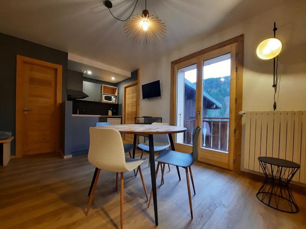 Kuchyňa alebo kuchynka v ubytovaní Appartement Les 3 cols Morzine, 2 pièces, 2 personnes