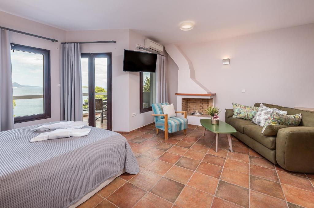 Postel nebo postele na pokoji v ubytování Trizonia Bay Hotel